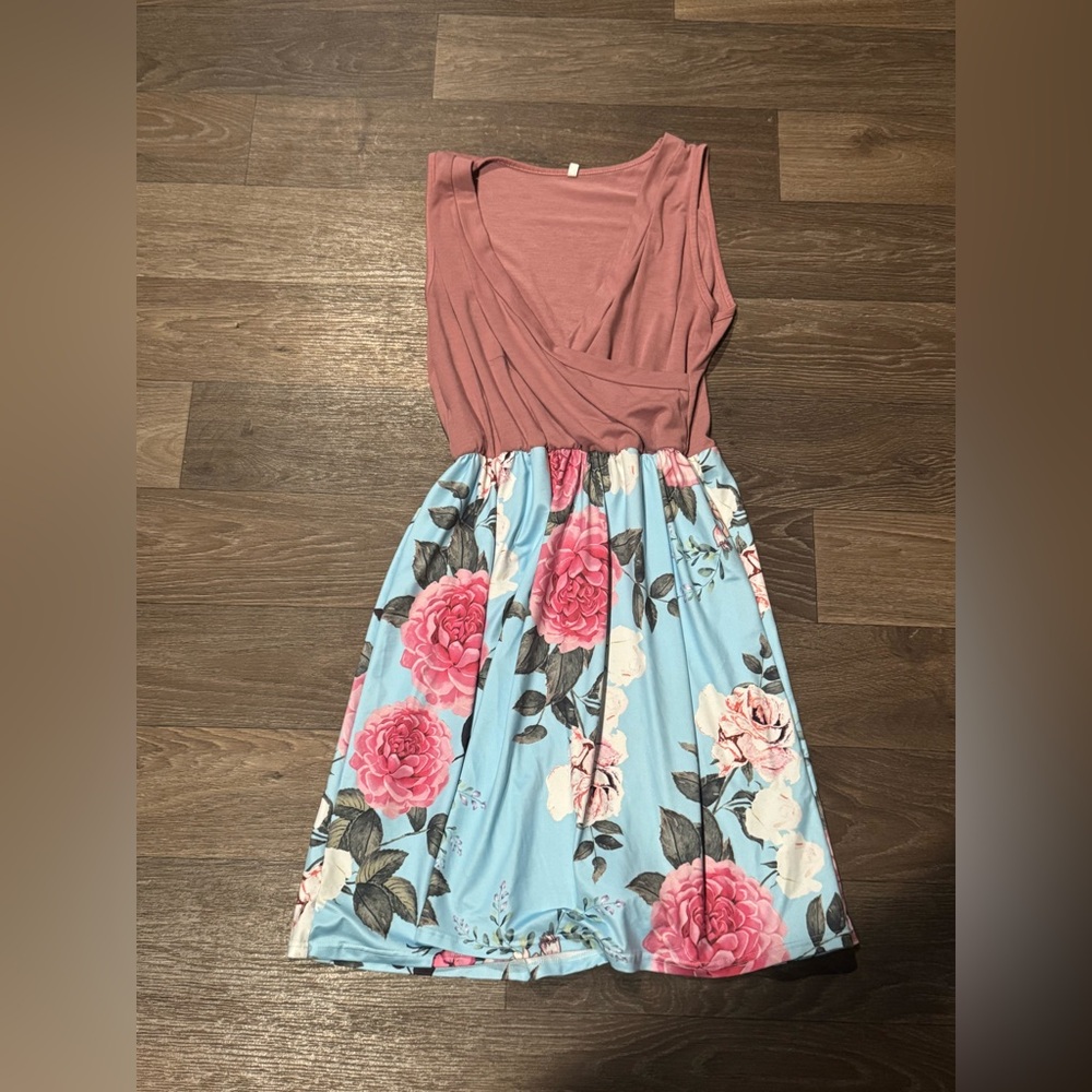 Woman’s V Neck Floral Dress Size Medium